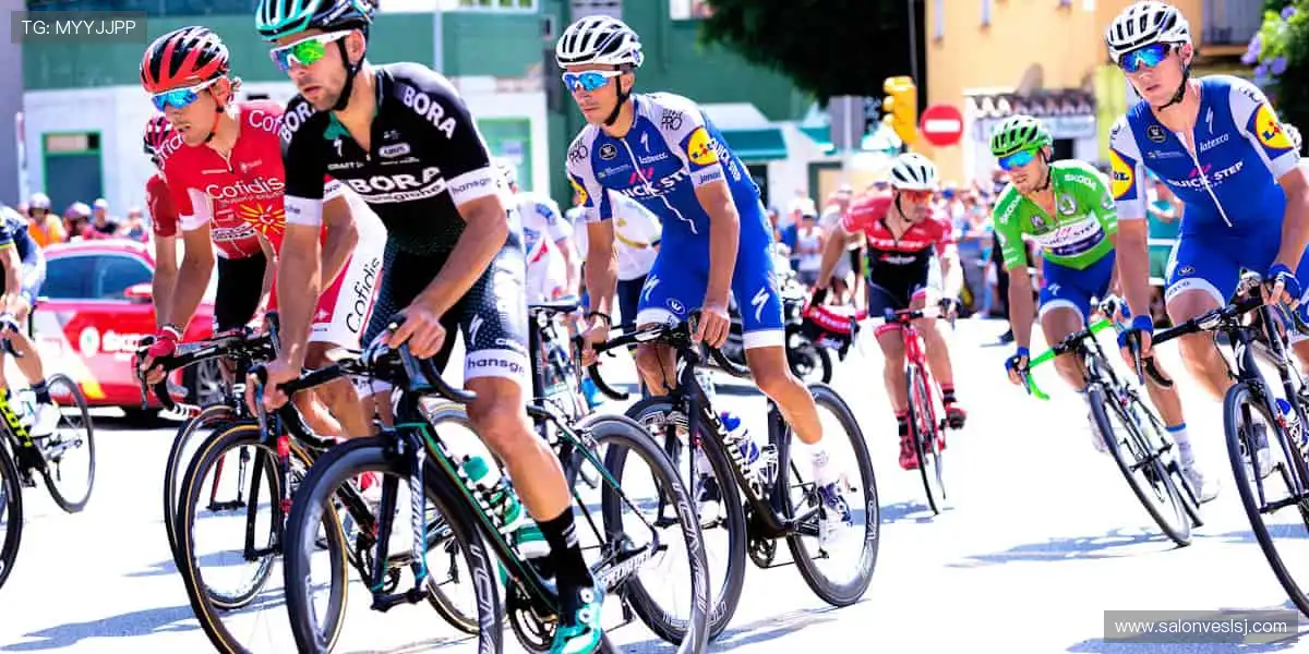 周边好物，粉丝专属！👕🎁 从球衣到纪念章，把热爱穿在身上！